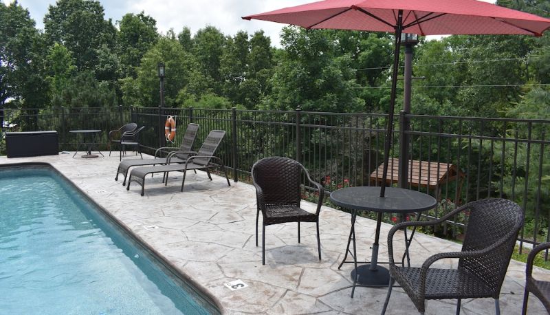 Piscina - Bear Creek Lodge Cabin Resort