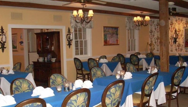 Restaurant - Crestmont Inn