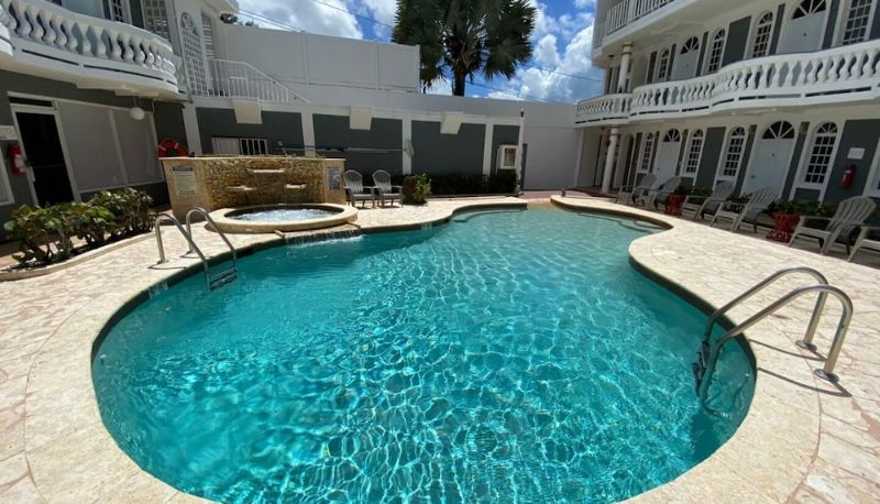 Piscine - The Village Inn Hotel
