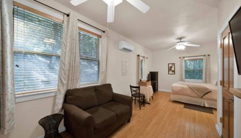Camera standard - The Inn at Shasta Lake