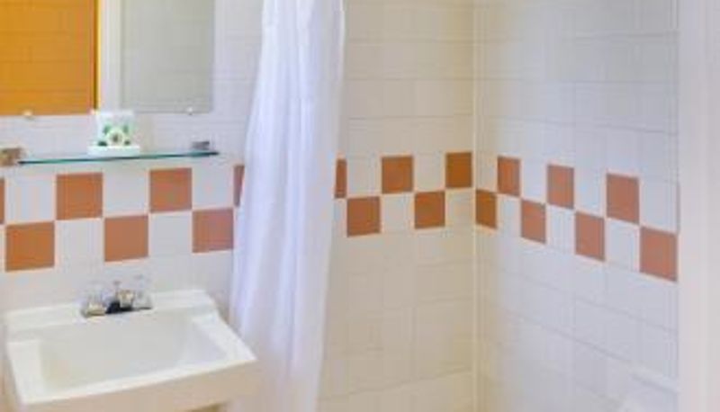 Banyo - Sunset Motel Moriarty