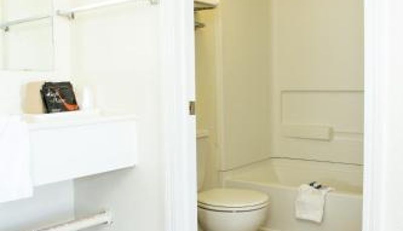 Badezimmer - Sands Inn & Suites