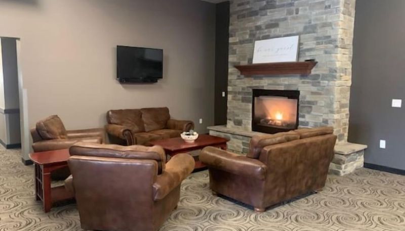 Lobby - Cardinal Inn & Event Center