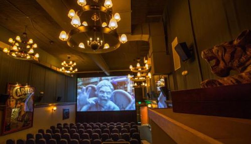 Sala śniadaniowa w restauracji - McMenamins Anderson School