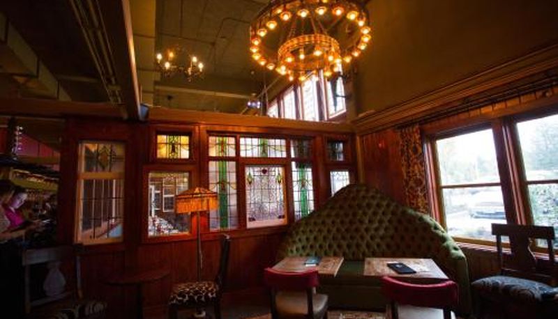 Sala śniadaniowa w restauracji - McMenamins Anderson School