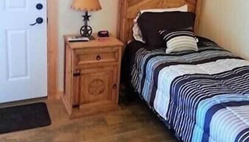 Standard room - Custom Touch Village-Carlsbad