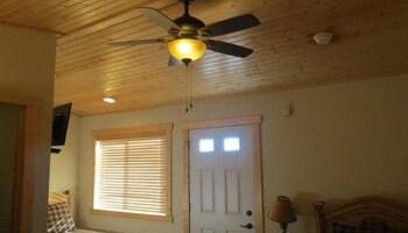 Standard room - Custom Touch Village-Carlsbad