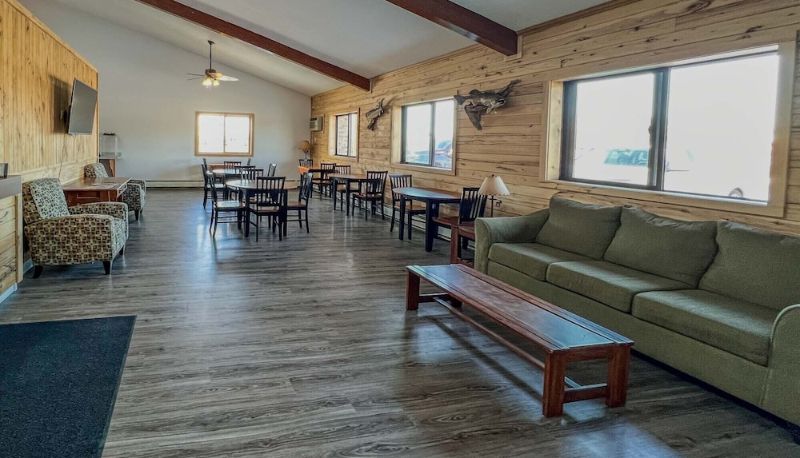 Salon - Walleye Inn