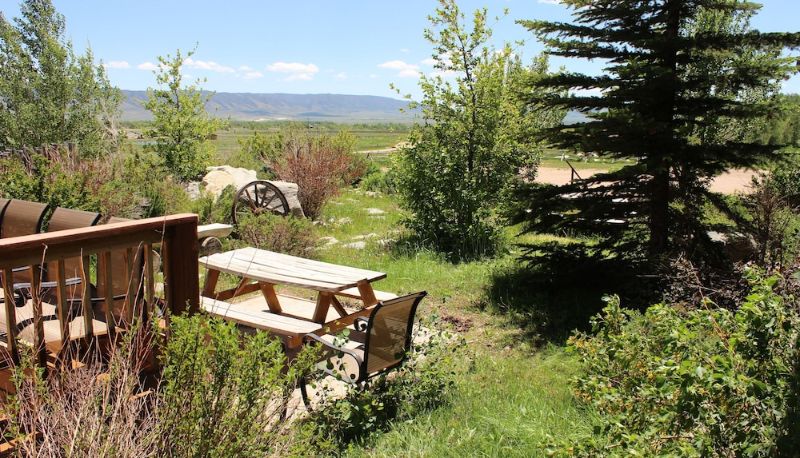 Garten - Old Corral Hotel & Steakhouse