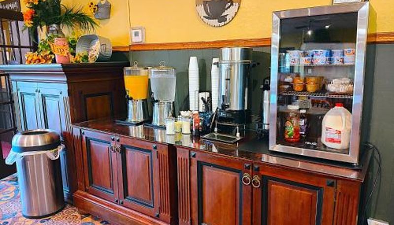 Sala de desayunos dentro del restaurante - The Lodge at Russell - Russell Inn