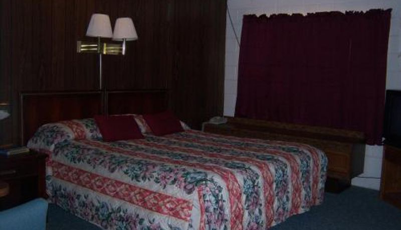 Room - Shasta Dam Motel