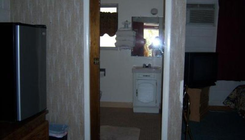 Room - Shasta Dam Motel
