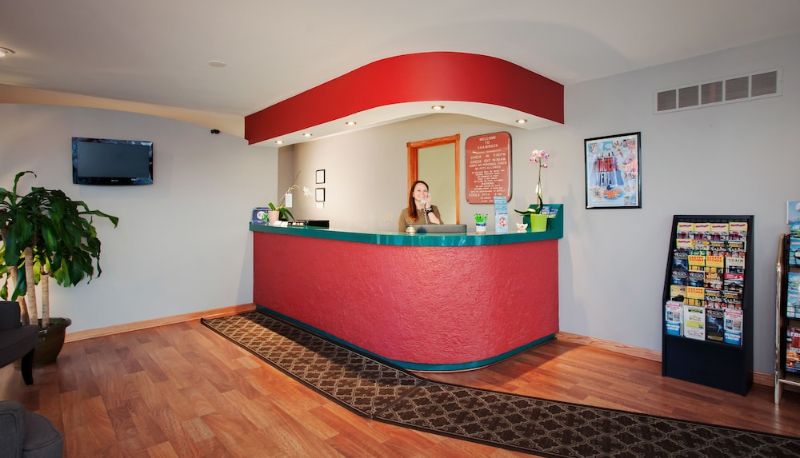 Salon - Shamrock Motel