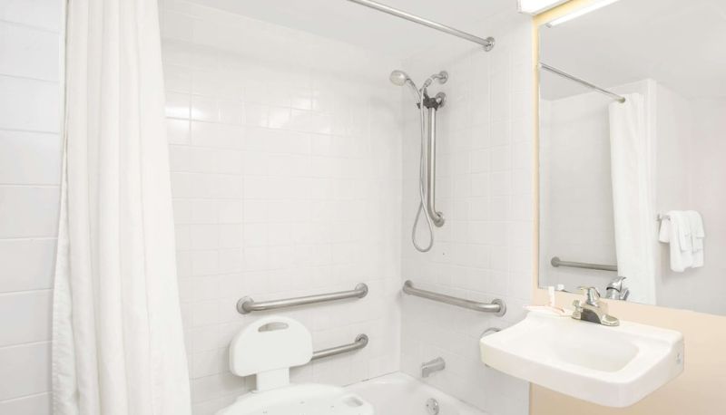 Standardzimmer - Days Inn by Wyndham Tallahassee University Center
