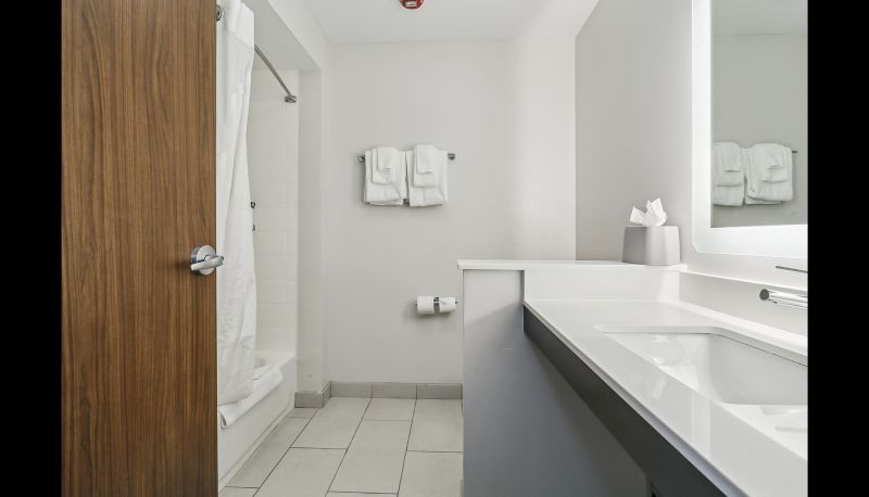Rum - Holiday Inn Express & Suites BENSENVILLE - O'HARE by IHG