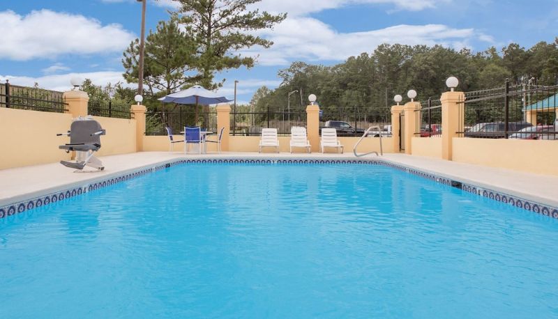 Pool - Americas Best Value Inn Kosciusko