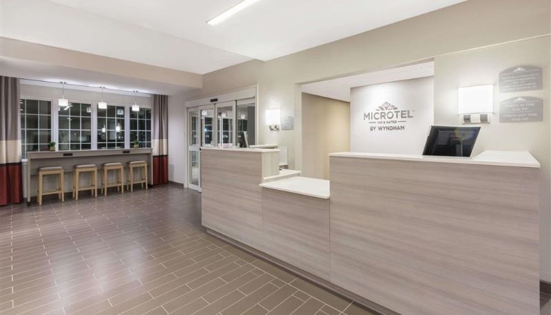 Hall - Microtel Inn & Suites by Wyndham Perry
