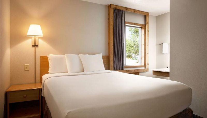 Camera - Travelodge by Wyndham Edgemont