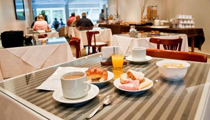 Restoran içinde kahvaltı salonu - Hotel Ortegal