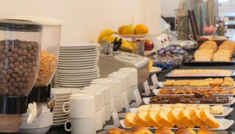 Restoran içinde kahvaltı salonu - Hotel Ortegal