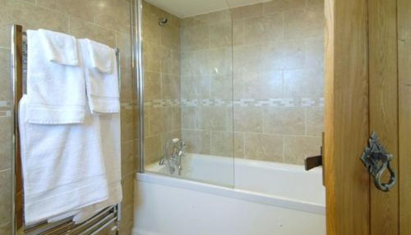 Banyo - The Kilcot Inn