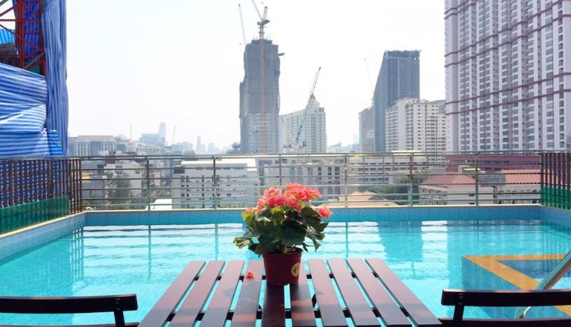 Basen - Top High Airport Link Hotel