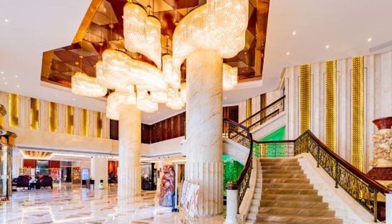 Recepción - The Royal International Hotel