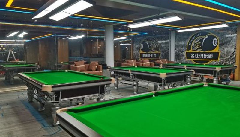 Zona de bienestar y gimnasio - Holiday Hotel