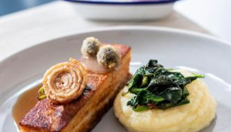 レストラン内の朝食ルーム - The Jacobean Hotel