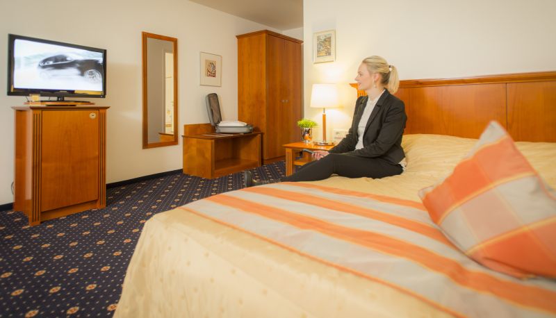 Image showcasing 9940 Liebe Dr, Los Angeles, CA 90210 - 4 Bedroom Apartment for Rent ...