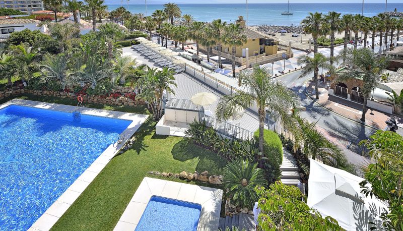 Чирлидер Тори Блэк чемпионды шешінетін бөлмеде трахает етіп, оған мүмкін емес нәрсені жасауға мүмкін