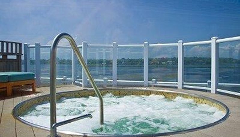 Newport Beach Hotel And Suites - 3-star hotel in Middletown, Newport East