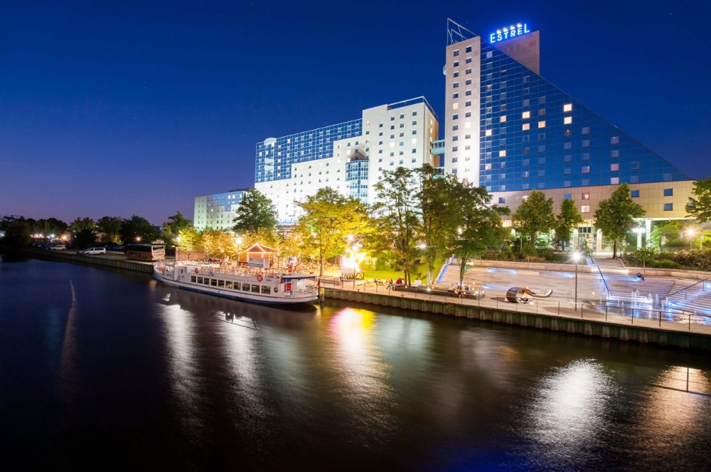 Estrel Hotel Berlin bij HRS met gratis diensten