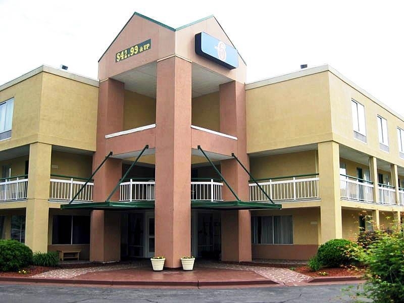 Econo Lodge Inn and Suites (Johnson City)