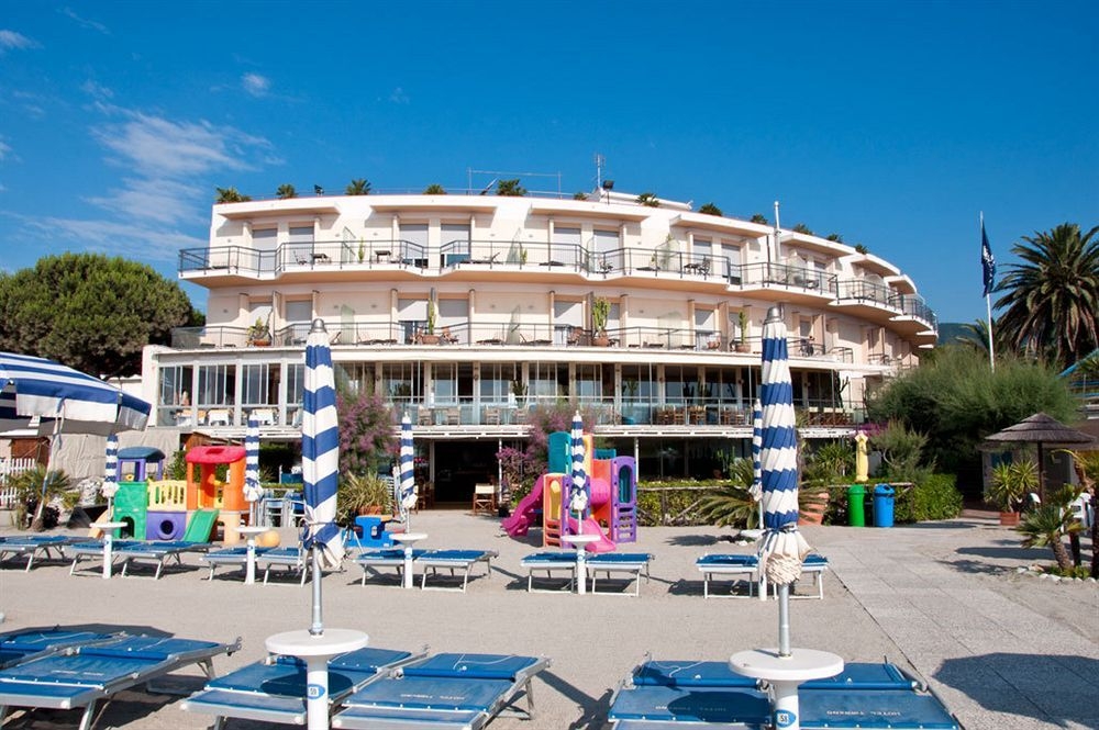 Hotel Tirreno - Spotorno presso HRS con servizi gratuiti