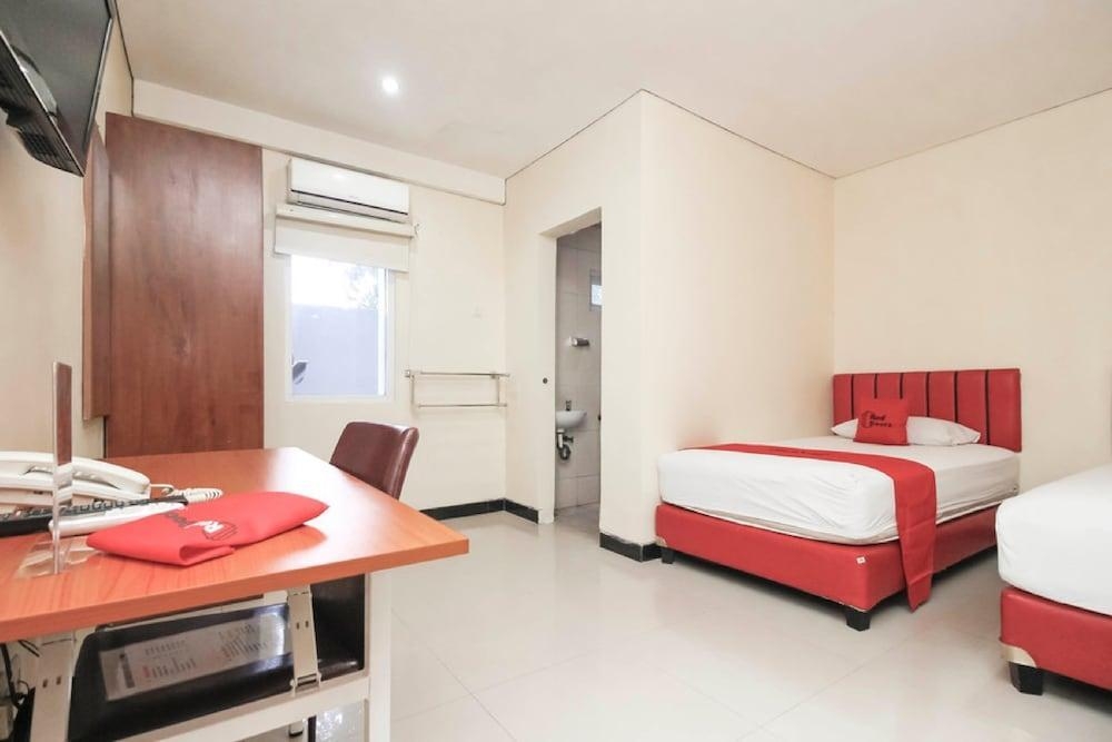 Hotel RedDoorz Plus @ Jalan Pemuda Jakarta (Bekasi)