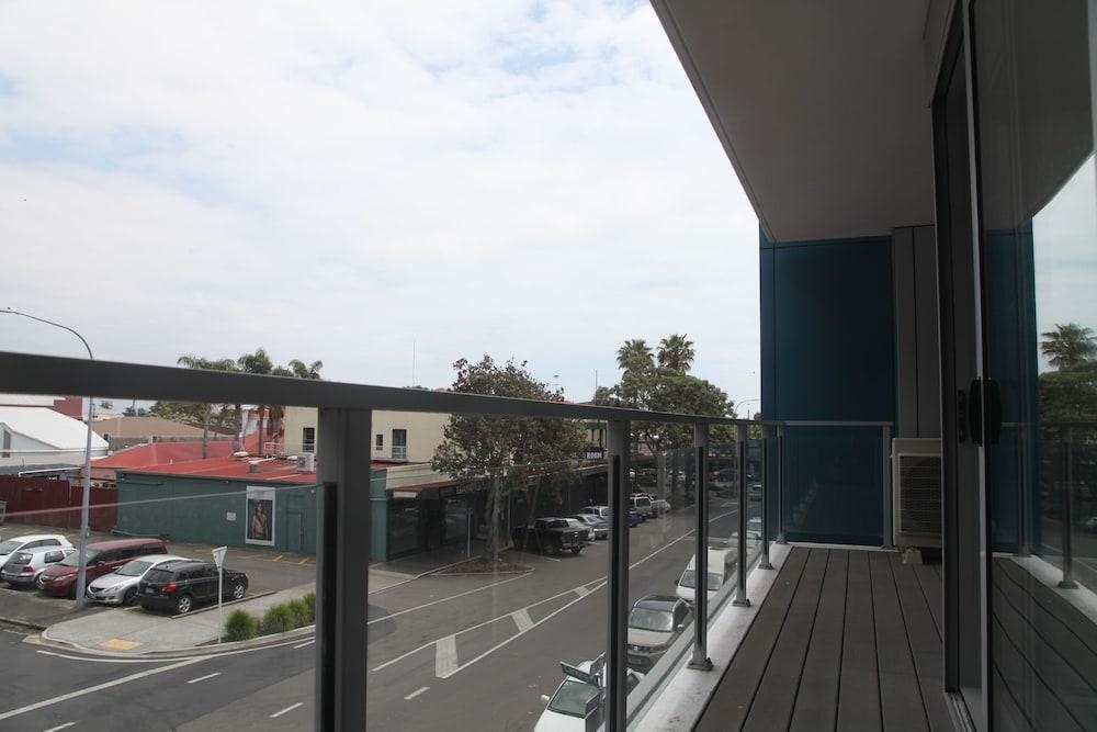 Hotel Quayside Apartments Whakatane book favourably with HRS