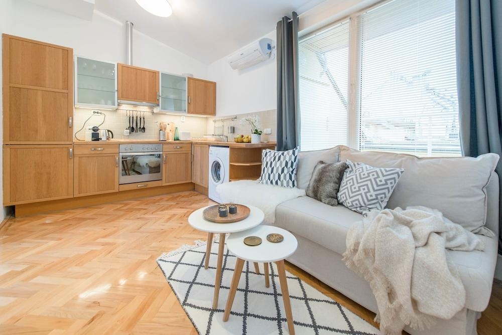 Hotel Venus Apartments Liszt Ferenc square Budapest book favourably