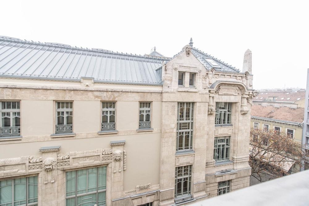 Hotel Venus Apartments Liszt Ferenc square Budapest book favourably