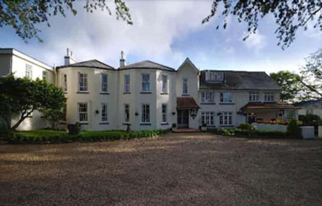 Les Douvres Hotel Stroud Great Prices At Hotel Info