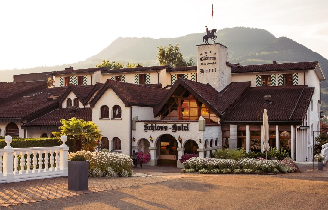 Schloss-Hotel Swiss-Chalet Merlischachen in Küssnacht-Merlischachen – HOTEL  DE