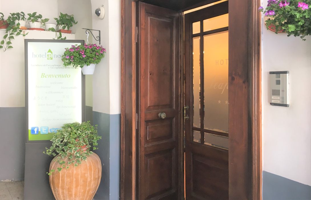 Hotel Neapolis In Neapel Hotel De