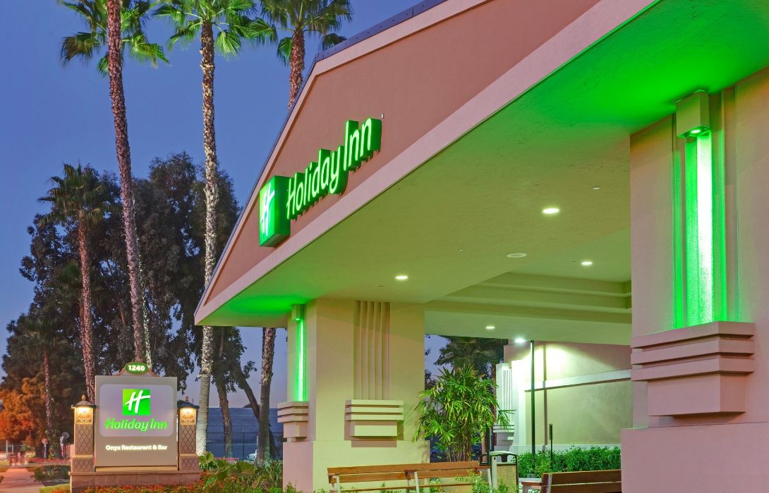 Holiday Inn Suites Anaheim 1 Blk Disneyland