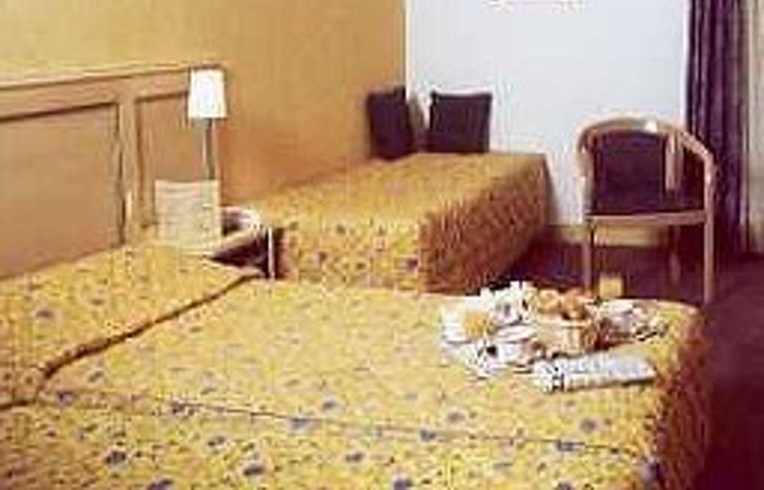hotel le relais fleuri logis avallon hotel info
