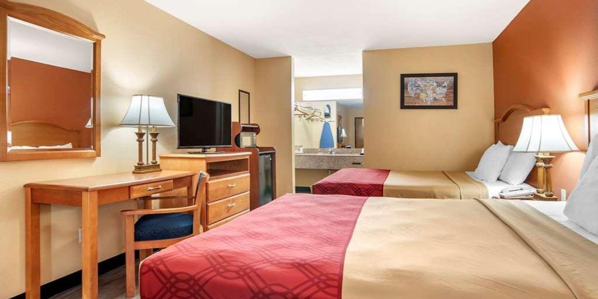 Econo Lodge Inn and Suites Evergreen