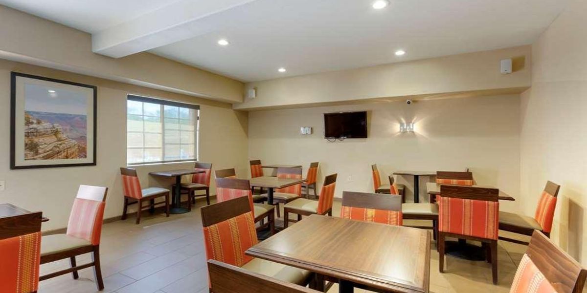 Comfort Inn and Suites North Glendale -