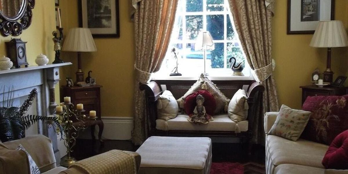 Holly House Bed & Breakfast (England)