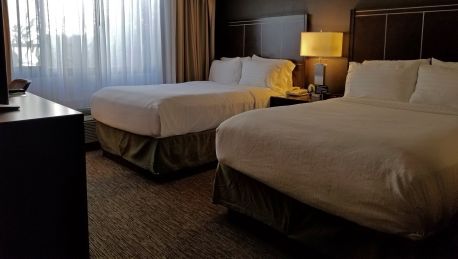 Holiday Inn Suites Anaheim 1 Blk Disneyland 3 Hrs