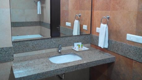 Mb Greens Clarksinn Moradabad 3 Hrs Star Hotel In Morādābād - 