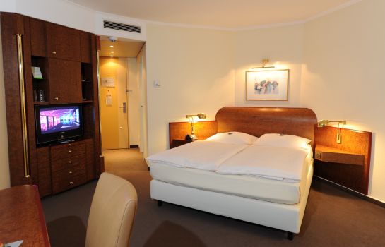Double room (standard) Lindner Congress Hotel